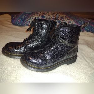 DR.MARTENS GIRLS 1460 COMBAT BOOT - BLACK Glitter